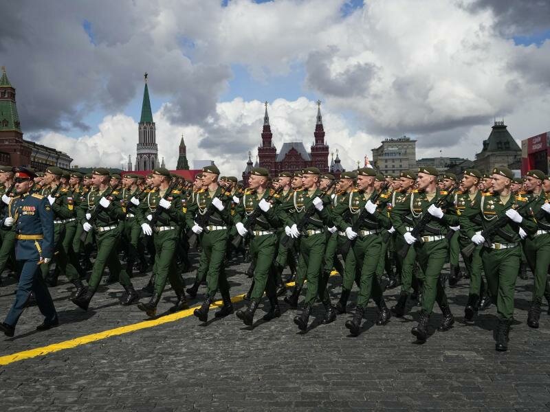 Russische Soldaten marschieren bei der Militärparade zum "Tag des Sieges" am 9. Mai durch Moskau. Foto: Alexander Zemlianichenko/AP/dpa