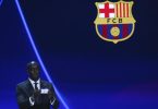 Yaya Toure, ehemaliger Fußballspieler aus der Elfenbeinküste, zeigt den Namen des FC Barcelona bei der Auslosung. Foto: Emrah Gurel/AP/dpa