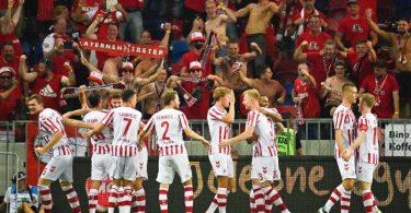 Vor den mitgereisten Fans feiern die Spieler des 1. FC Köln das 2:0 beim Fehérvár FC. Foto: Marton Monus/dpa