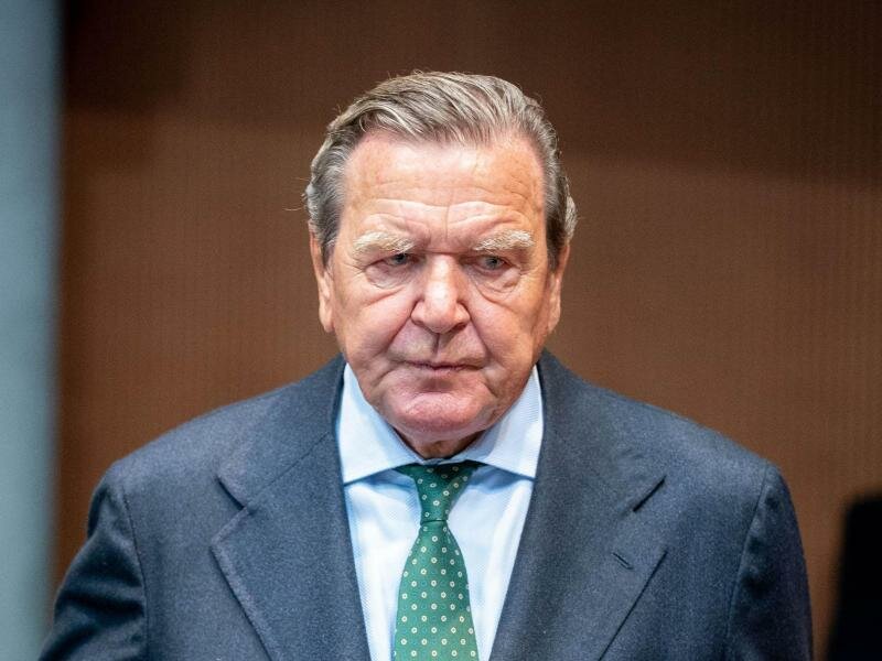 Altkanzler Gerhard Schröder (SPD) vor einer Anhörung im Wirtschaftsausschuss des Bundestags zum Pipeline-Projekt Nord Stream 2. Foto: Kay Nietfeld/dpa