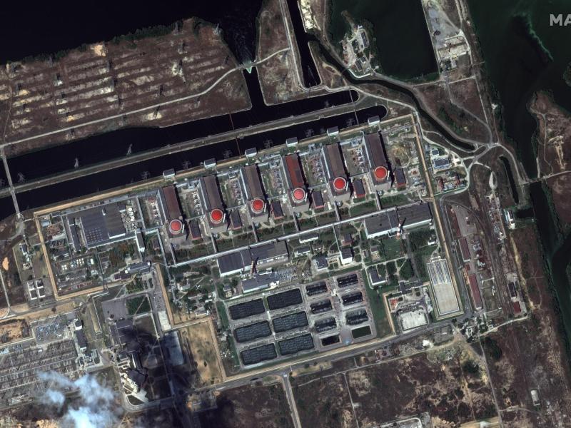Ein Satellitenbild (Maxar Technologies) des Akw in Saporischschja. Kiew und Moskau beschuldigen sich weiterhin gegenseitig, Europas größtes Kernkraftwerk zu beschießen. Foto: -/Maxar Technologies/AP/dpa