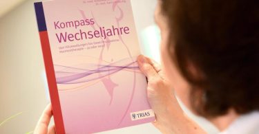 Katrin Schaudig, Frauenärztin, zeigt ihr Buch «Kompass Wechseljahre». Foto: Daniel Bockwoldt/dpa