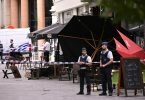 Polizisten am Unglücksort, nachdem der Lieferwagen eine Terrasse im Stadtzentrum rammte. Foto: Laurie Dieffembacq/BELGA/dpa