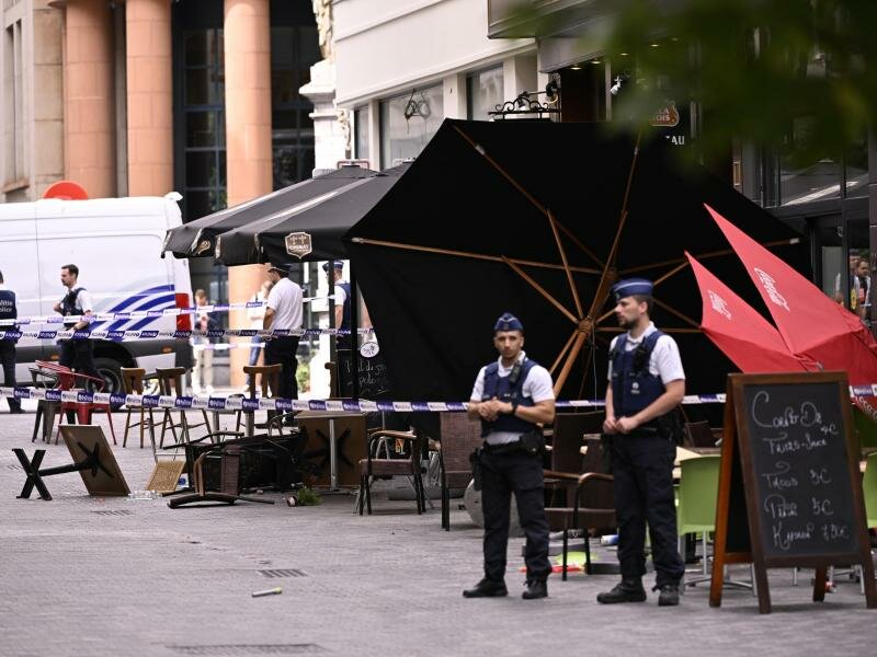Polizisten am Unglücksort, nachdem der Lieferwagen eine Terrasse im Stadtzentrum rammte. Foto: Laurie Dieffembacq/BELGA/dpa