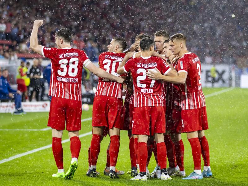 Die Spieler vom SC Freiburg feiern das Tor zum 1:0 im Spiel gegen den VfL Bochum. Foto: Tom Weller/dpa
