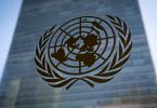 Blick auf das Logo der Vereinten Nationen am UN-Hauptquartier in New York. Foto: John Minchillo/AP/dpa