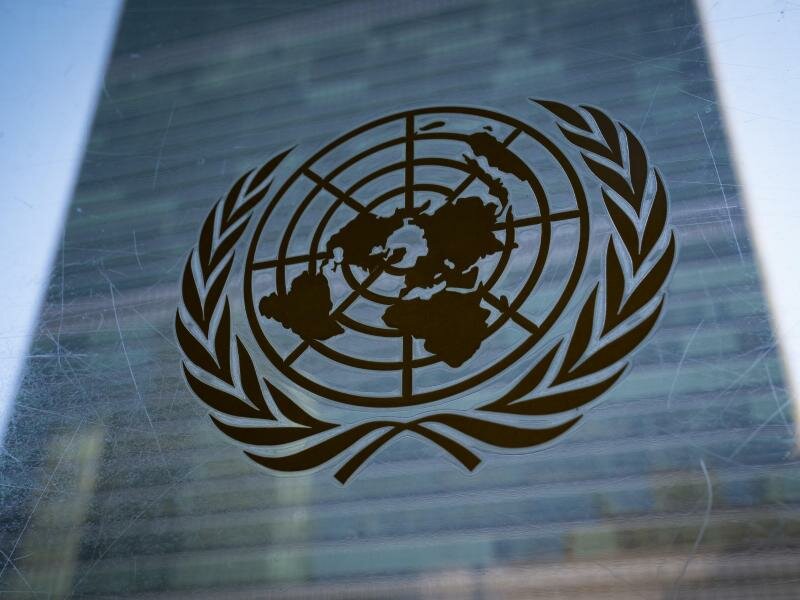 Blick auf das Logo der Vereinten Nationen am UN-Hauptquartier in New York. Foto: John Minchillo/AP/dpa