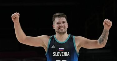 Sloweniens Basketball-Star Luka Doncic jubelt. Foto: Eric Gay/AP/dpa