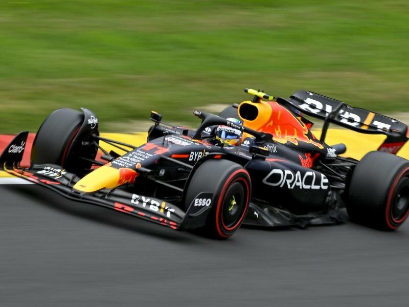 Der Mexikaner Sergio Perez steuert seinen Red-Bull-Boliden über die Strecke. Foto: Dirk Waem/BELGA/dpa