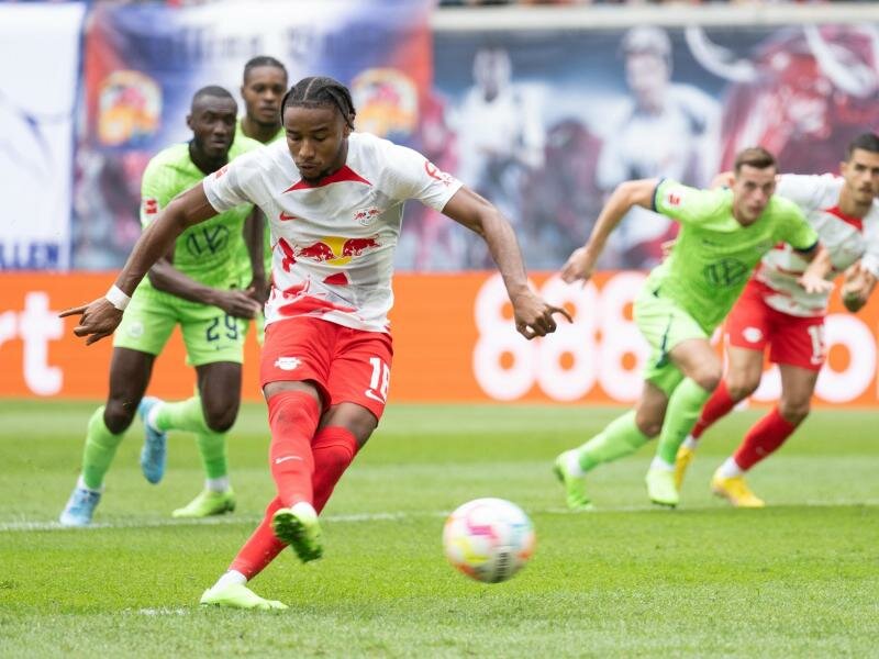 Leipzigs Christopher Nkunku sorgt per Elfmeter für das 1:0. Foto: Sebastian Kahnert/dpa