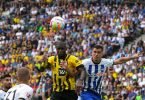 Dortmunds Anthony Modeste (l) setzt sich gegen Herthas Marc Oliver Kempf durch und erzielt per Kopf das 1:0. Foto: Soeren Stache/dpa