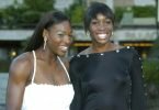 Haben eine Wildcard für das Doppel bei den US Open: Serena Williams (l) und ihre Schwester Venus. Foto: Lionel Cironneau/AP/dpa