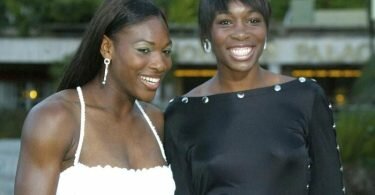 Haben eine Wildcard für das Doppel bei den US Open: Serena Williams (l) und ihre Schwester Venus. Foto: Lionel Cironneau/AP/dpa