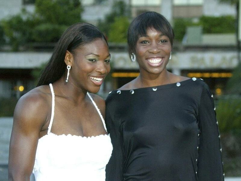 Haben eine Wildcard für das Doppel bei den US Open: Serena Williams (l) und ihre Schwester Venus. Foto: Lionel Cironneau/AP/dpa