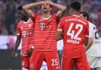 Die Spieler von Bayern München hadern mit einer ihrer vergebenen Torchancen: Thomas Müller rauft sich die Haare. Foto: Sven Hoppe/dpa