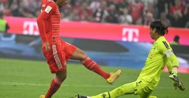 Mönchengladbachs Torhüter Yann Sommer (r) verhindert eine weitere Torchance der Bayern durch Leroy Sané. Foto: Sven Hoppe/dpa