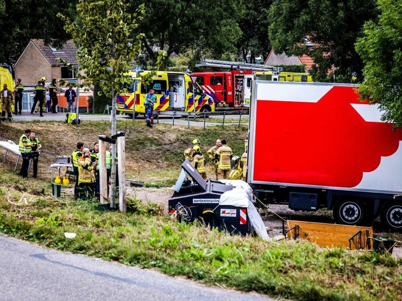 Rettungskräfte am Unfallort: Zehn Krankenwagen und ein Hubschrauber sind im Einsatz. Foto: ANP/dpa