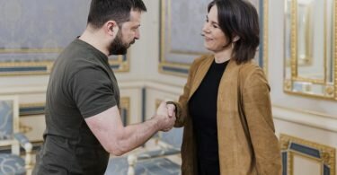 Der ukrainische Präsident Wolodymyr Selenskyj begrüßt Außenministerin Annalena Baerbock bei ihrem Besuch in der Ukraine im Mai 2022. Foto: Florian Gaertner/photothek.de/dpa