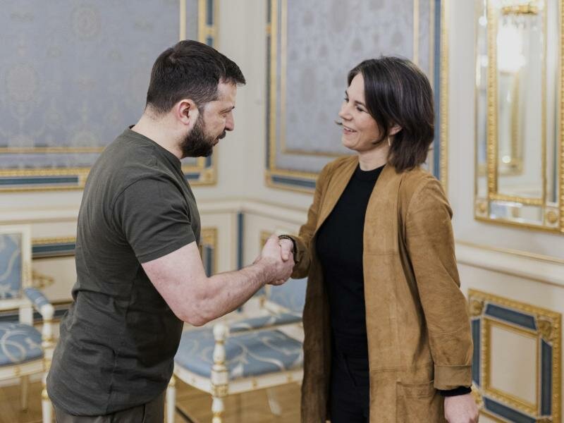 Der ukrainische Präsident Wolodymyr Selenskyj begrüßt Außenministerin Annalena Baerbock bei ihrem Besuch in der Ukraine im Mai 2022. Foto: Florian Gaertner/photothek.de/dpa