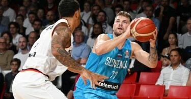 Dennis Schröder (l) in Aktion gegen Sloweniens Luka Doncic. Foto: Angelika Warmuth/dpa