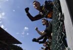 Mitarbeiter des Teams Red Bull jubeln nach dem Triumph. Foto: Geert Vanden Wijngaert/Pool AP/dpa