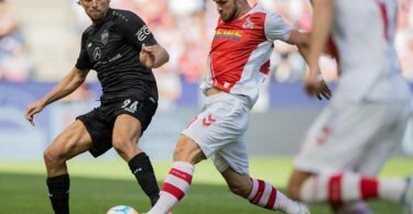 Der Kölner Jan Thielmann (r) im Zweikampf mit Stuttgarts Borna Sosa. Foto: Rolf Vennenbernd/dpa