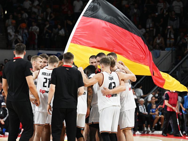 Nach dem Sieg über Slowenien gehen die deutschen Basketballer mit Rückenwind in die EM. Foto: Angelika Warmuth/dpa