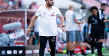 Die Frische gegen den VfB Stuttgart fehlte: Kölns Trainer Steffen Baumgart hat sich vor Wut die Kappe vom Kopf gerissen. Foto: Rolf Vennenbernd/dpa
