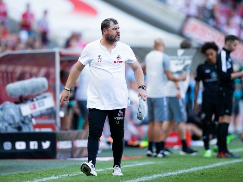 Die Frische gegen den VfB Stuttgart fehlte: Kölns Trainer Steffen Baumgart hat sich vor Wut die Kappe vom Kopf gerissen. Foto: Rolf Vennenbernd/dpa