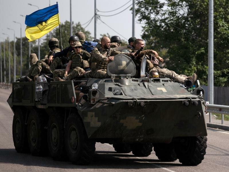 Ukrainische Soldaten fahren auf einem Panzer in der Region Donezk. Foto: Leo Correa/AP/dpa