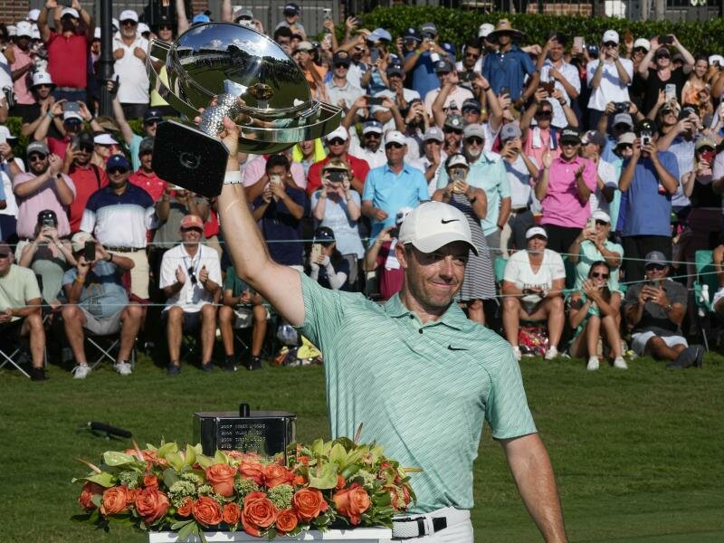 Der Nordire Rory McIlroy feiert seinen Sieg. Foto: Steve Helber/AP/dpa