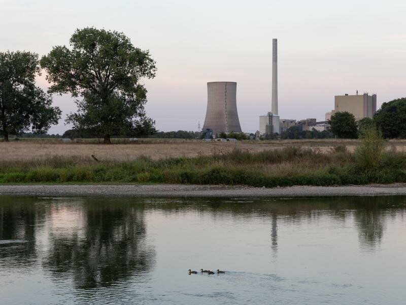 Blick auf das Steinkohlekraftwerk Heyden hinter der Weser. Foto: Friso Gentsch/dpa
