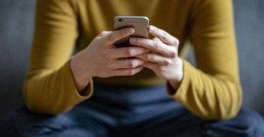 Forscher weisen auf einen Zusammenhang zwischen dem Nachrichtenkonsum und der Gesundheit hin. Sowohl Frequenz, als auch Qualität haben Einfluss auf unser körperliches und psychisches Befinden. Foto: Fabian Sommer/dpa