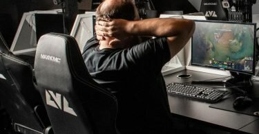 Wer spielt, sitzt oft lange vorm Bildschirm. Regelmäßige Pausen und kurze Übungen können Nackenschmerzen vorbeugen. Foto: Zacharie Scheurer/dpa-tmn