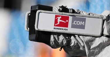 Das Logo der Bundesliga ist vor Spielbeginn am Regenschutz einer TV-Kamera zu sehen. Foto: Bernd Thissen/dpa