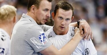 Der THW Kiel mit Trainer Filip Jicha (l, mit Sander Sagosen) ist heißester Anwärter auf den Meistertitel. Foto: Frank Molter/dpa