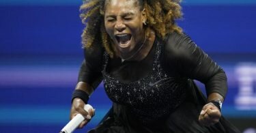 Weiter: Serena Williams feiert ihren Sieg gegen Danka Kovinic. Foto: Charles Krupa/AP/dpa
