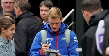 Begehrter Unterschrift: Mick Schumacher hat in der Formel 1 Begehrlichkeiten geweckt. Foto: Hasan Bratic/dpa