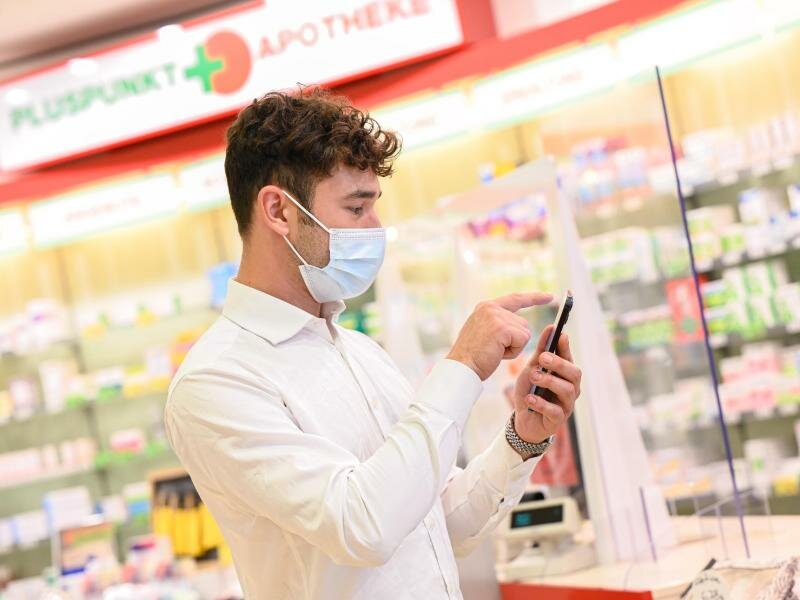 Wer die E-Rezept-App nutzt, kann per Smartphone bei seiner Wunsch-Apotheke anfragen, ob das Medikament vorrätig ist und direkt abgeholt werden kann. Foto: Mohssen Assanimoghaddam/dpa/dpa-tmn