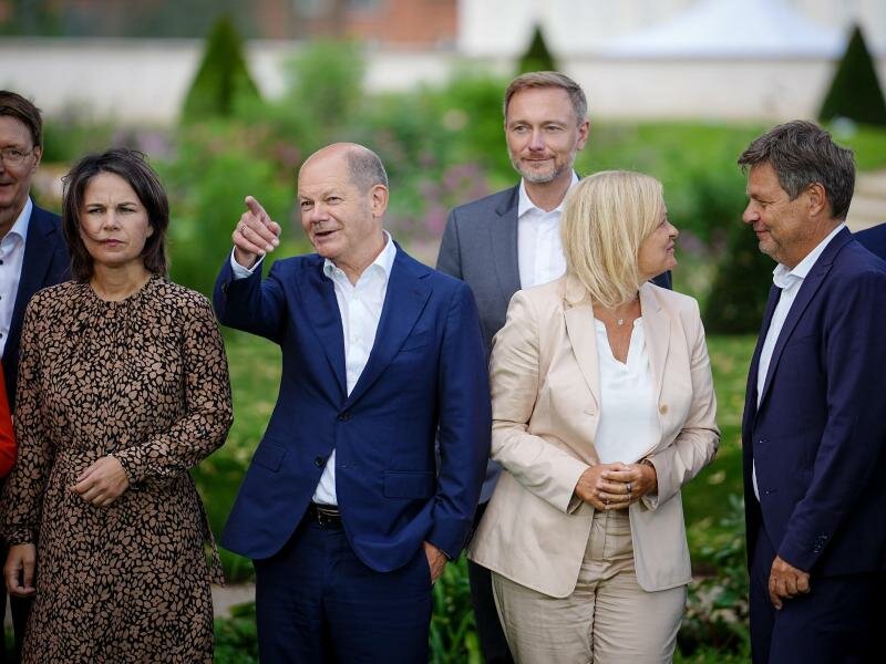 Karl Lauterbach (l-r), Annalena Baerbock, Olaf Scholz, Christian Lindner, Nancy Faeser und Robert Habeck vor Schloss Meseberg. Foto: Kay Nietfeld/dpa