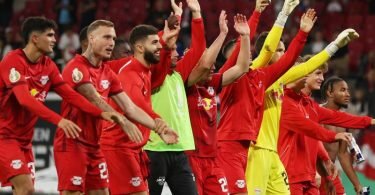 Die Leipziger Spieler feiern nach dem gewonnenen Spiel. Foto: Jan Woitas/dpa