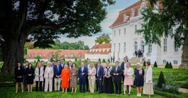 Bundeskanzler Olaf Scholz (SPD, M) posiert mit seinem Kabinett am Rande der Klausur für ein Gruppenfoto. Foto: Kay Nietfeld/dpa