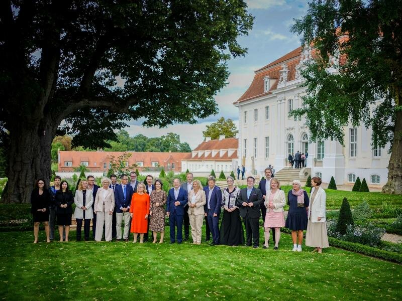 Bundeskanzler Olaf Scholz (SPD, M) posiert mit seinem&nbsp;Kabinett am Rande der Klausur für ein Gruppenfoto. Foto: Kay Nietfeld/dpa