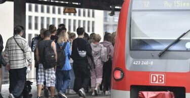 Bahnfahrer drängen sich am Deuter Bahnhof in Köln in einen&nbsp;Regionalzug. Foto: Roberto Pfeil/dpa