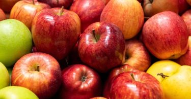 Geht es um den Zuckergehalt, liegen Äpfel im Mittelfeld. Sie punkten aber durch ihr Pektin. Der Ballaststoff sorgt dafür, dass der Blutzuckerspiegel langsamer steigt. Foto: Catherine Waibel/dpa-tmn