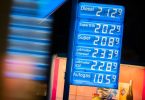 Eine Aral-Tankstelle in Berlin weist gegen 2 Uhr morgens bereits erhöhte Preise aus, bei denen nur noch Autogas unter 2 Euro liegt. Foto: Christoph Soeder/dpa