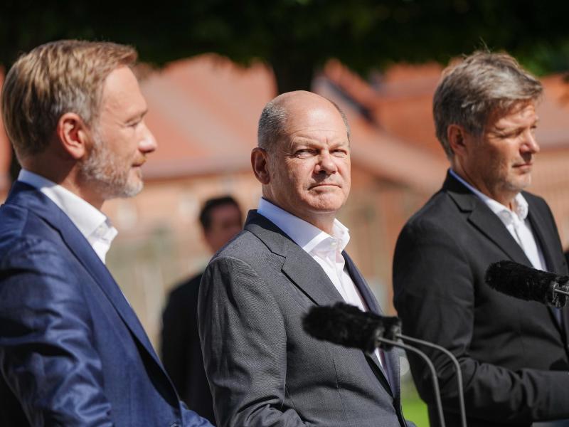 Finanzminister Christian Lindner (FDP, v.l.), Bundeskanzler Olaf Scholz (SPD) und Wirtschaftsminister Robert Habeck (Bündnis 90/Die Grünen). Foto: Kay Nietfeld/dpa