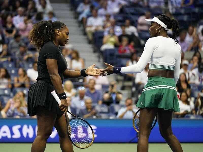Serena Williams () und Venus Williams während des Spiels. Foto: Charles Krupa/AP/dpa