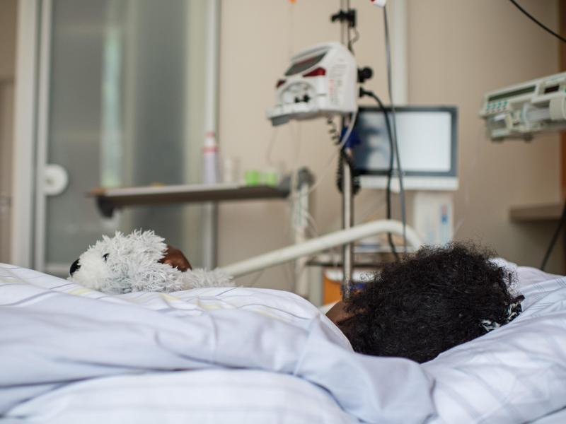 Eine Patientin aus Somalia wird in Berlin aufgrund der schweren Folgen einer Genitalverstümmelung behandelt, die sie als kleines Kind erlitten hat. Foto: picture alliance / Wolfram Kastl/dpa