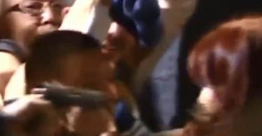 Ein Videostandbild der Szene, in der ein Mann eine Pistole auf die argentinische Vizepräsidentin Cristina Kirchner richtet. Foto: ---/telam/dpa